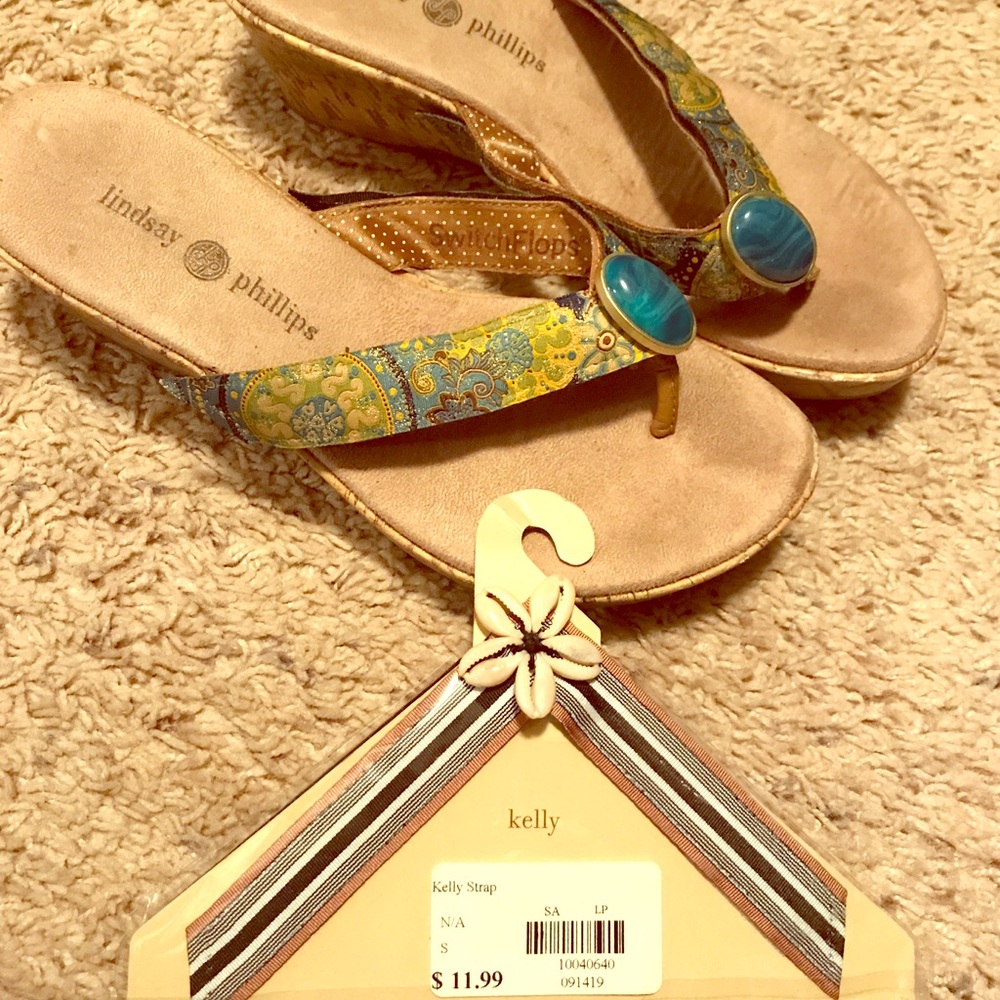 Shoes with changeable straps